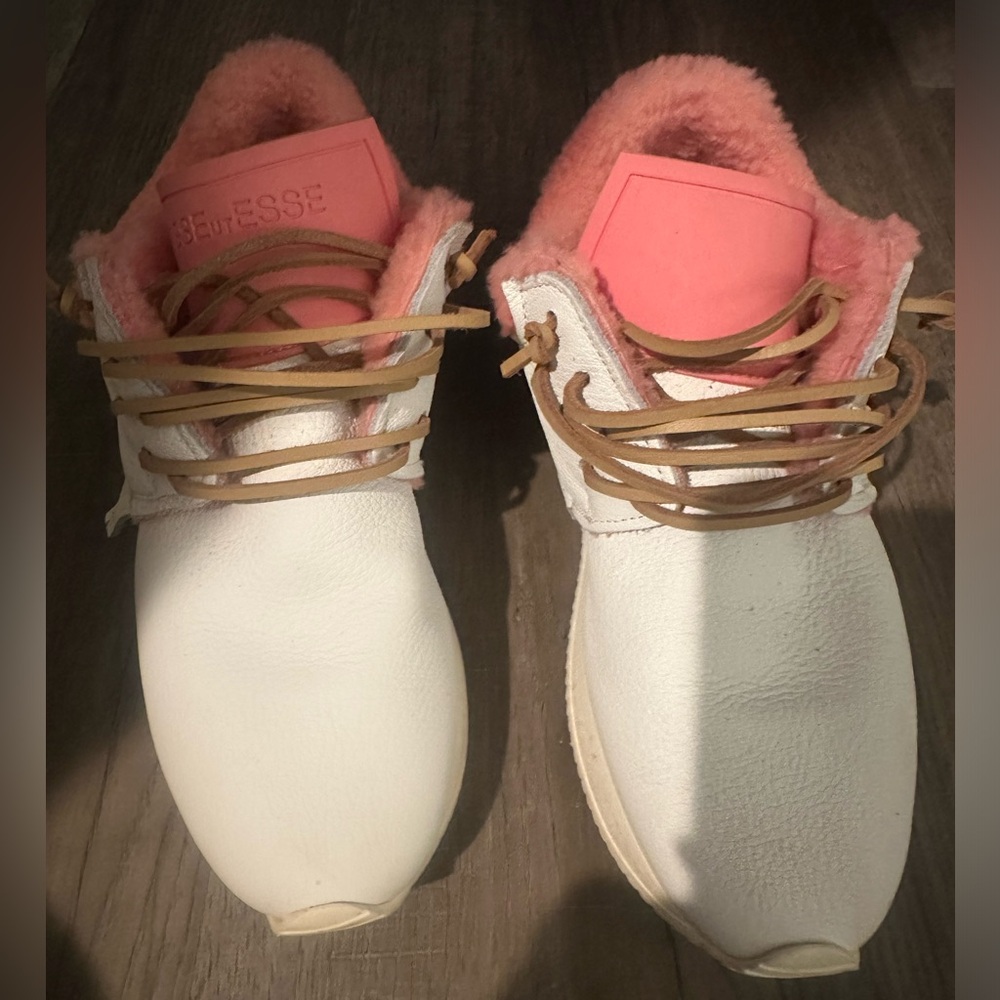 Esseutesse white leather with pink